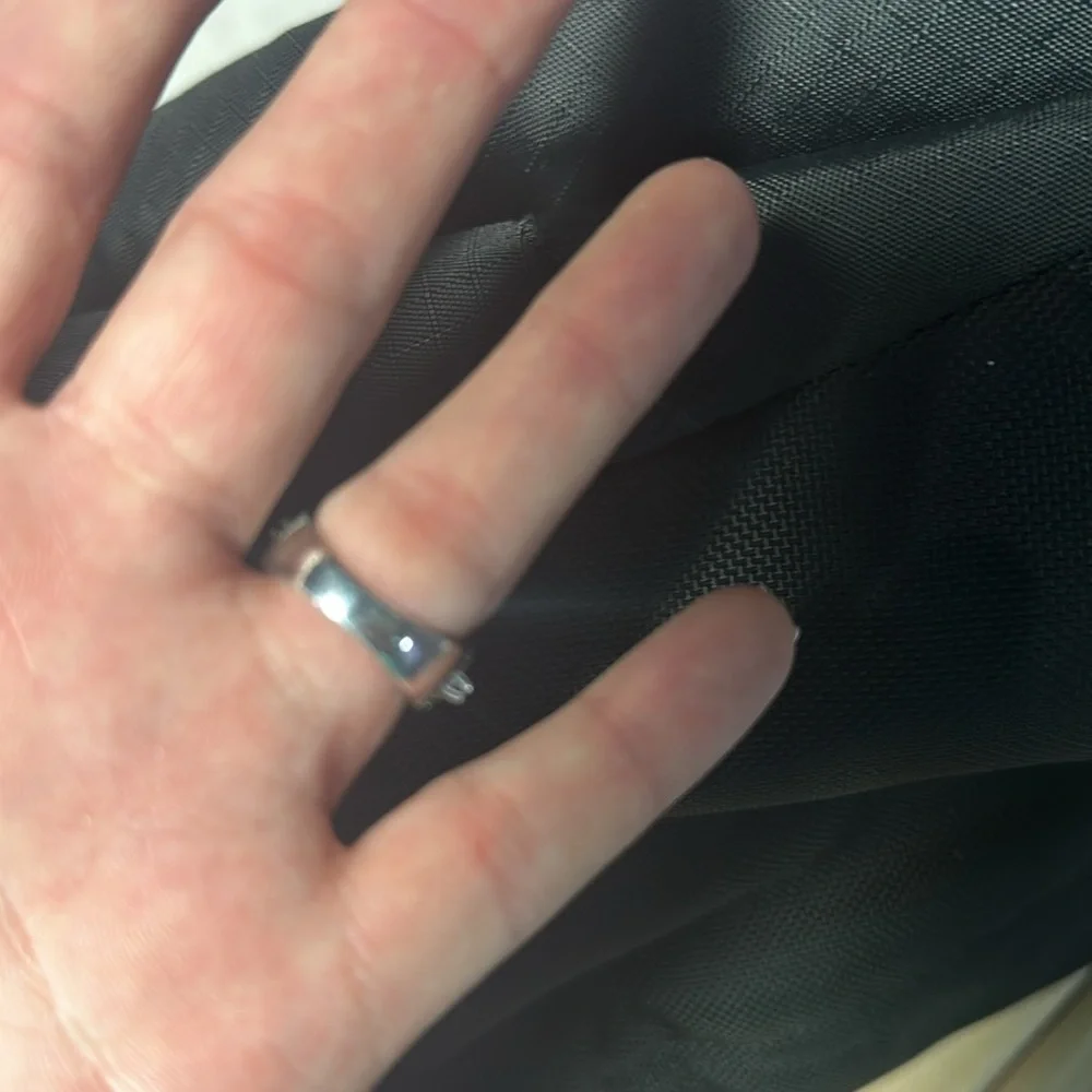 Pretty emerald cut gemstone ring - Picture 4 of 4